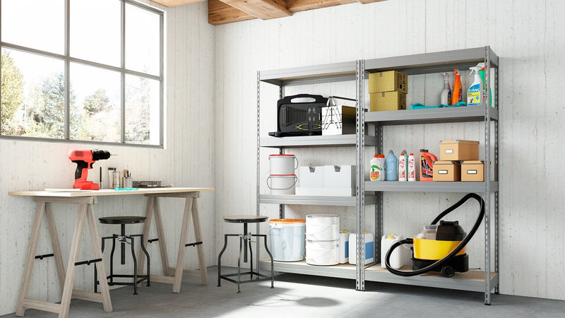 Garaje organizado para invierno con estanterías metálicas y almacenaje ordenado