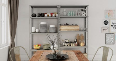 Despensa organizada con estanterías metálicas para almacenar alimentos y botes