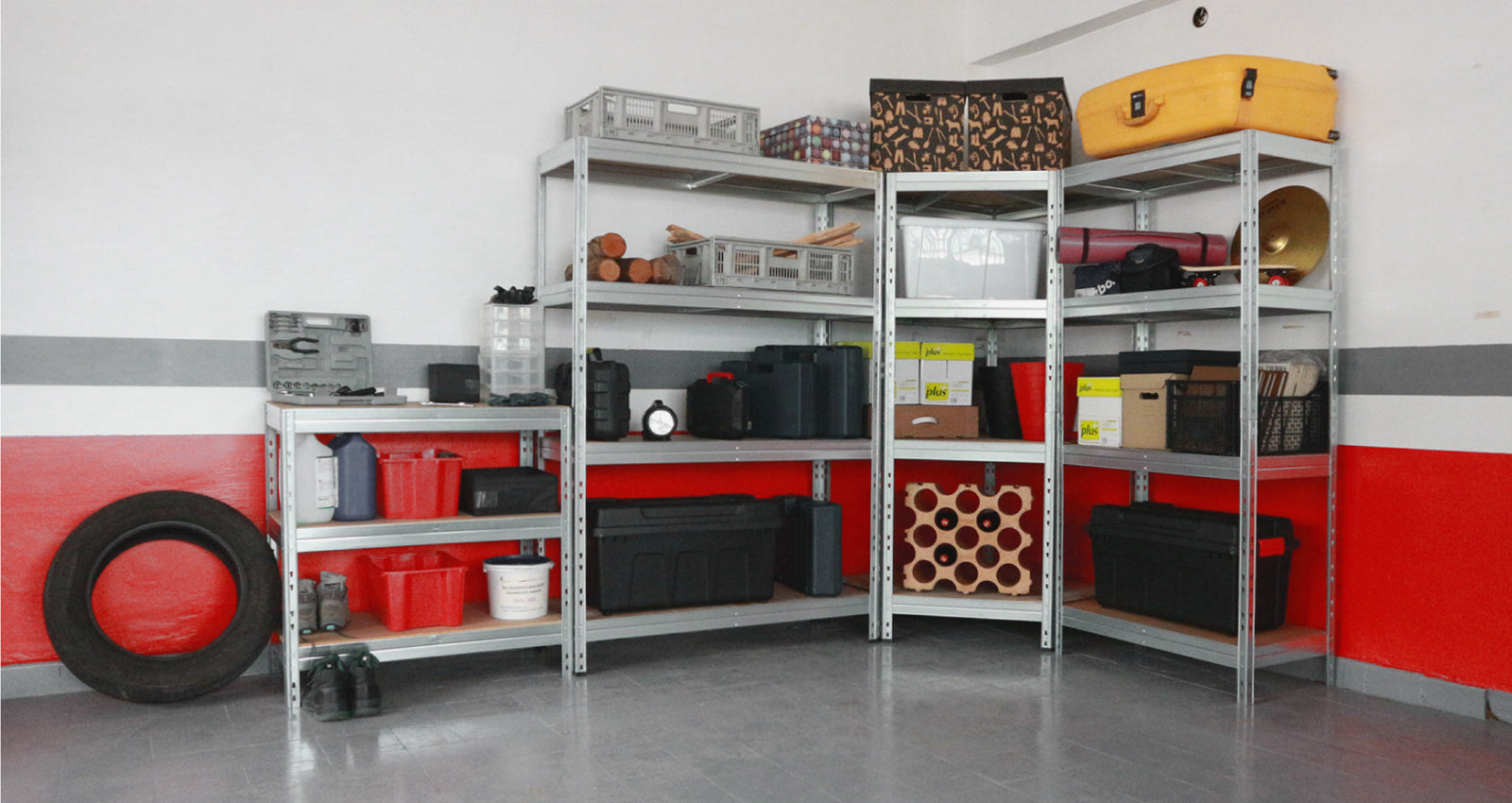 Ordentliche Garage mit Metallregalen und cleveren Aufbewahrungslösungen von Master Rax