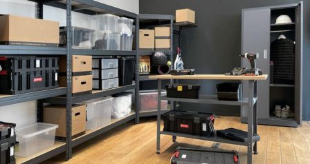 Optimización de almacén con estanterías metálicas y mejor organización