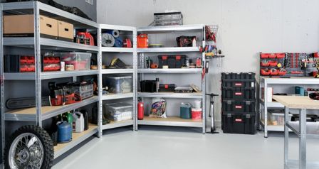 Planificación de almacén con estanterías metálicas y zonas organizadas