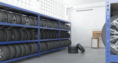 Metallregale in der Automobilindustrie für Lagerung von Bauteilen und Materialien