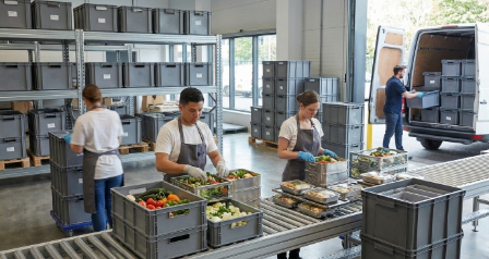 Envases retornables para empresa en almacén, producción y logística con sistemas de estanterías