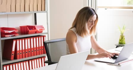 Estanterías de oficina metálicas para archivo y almacenaje profesional en empresa