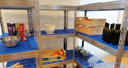 Estanterías metálicas para almacenar envases de plástico reutilizable en hostelería