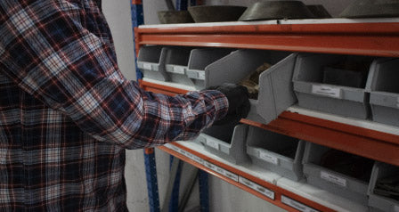 Almacenamiento con estanterías metálicas en almacén y espacios domésticos