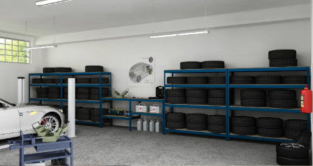 Estanterías de taller organizadas con herramientas y material almacenado de forma eficiente