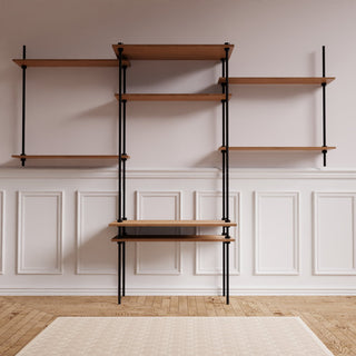 DecoSeries Schreibtisch mit zwei Wandregalen und Holzablagen in modernem Raum