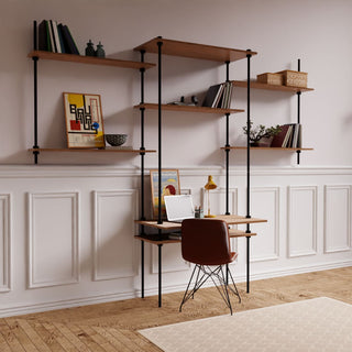 Moderner DecoSeries Schreibtisch mit zwei Wandregalen in hellem Raum