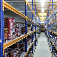 Schwerlastregal mit Metallböden und gelagerten Produkten