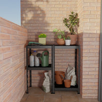 Vonkajš�� kovový regál 50x40 cm so 2 úrovňami v exteriérovom prostredí