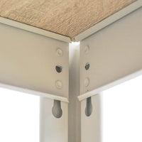 Detailaufnahme eines Metallregalprofils