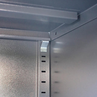 Detail einer Metallregalablage