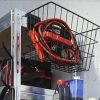 Kovový koš v regálu skladu s uspořádanými produkty