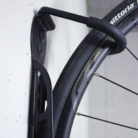 Kovový držiak na bicykle na stenu vhodný do skladu alebo garáže