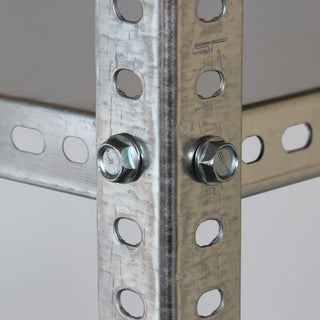 Detailaufnahme eines verschraubten Metallregals