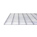 Detailansicht eines Metallregals mit Draht und Nieten