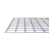 Detailansicht eines Metallregals mit Draht und Nieten