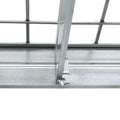 Detail eines Metallregals mit Draht und Nietenverbindung