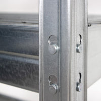 Detailansicht eines Metallregals mit Draht und Nieten