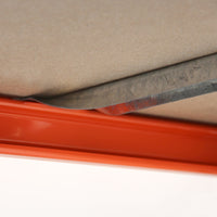 Detail kovového regálu Longspan DTD s policou.