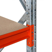 Detailný pohľad na Longspan kovový regál s DTD deskami, 4 úrovne.