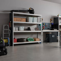Verzinkte Garage mit ProSeries Metallregalen und Werkbank, Gesamtansicht