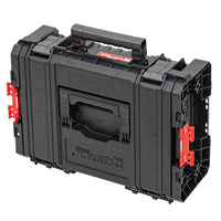 Hand hält Qbrick System Pro Technikerkoffer 2.0 für einfachen Transport