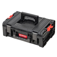 Nahaufnahme Hand hält Qbrick System Pro Technikerkoffer 2.0 robust