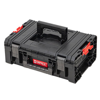 Nahaufnahme Hand hält Qbrick System Pro Technikerkoffer 2.0 robust