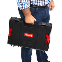 Prenosný a praktický kufor na náradie Qbrick System Pro v rukách používateľa.