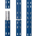 Detailansicht eines blauen und orangefarbenen Rivet Pro Metallregals