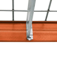 Detailaufnahme der Verstärkung eines blau-orangenen Metallregals