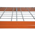 Detailaufnahme des Drahtgitters eines blau-orangenen Metallregals