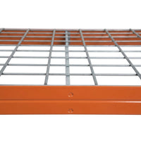 Detailaufnahme des Drahtgitters eines blau-orangenen Metallregals