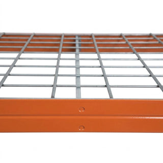 Detailaufnahme des Drahtgitters eines blau-orangenen Metallregals