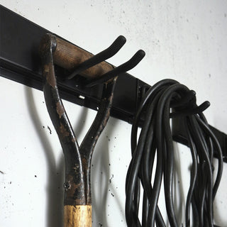 Wandstützschiene mit Befestigungslöchern für Metallregale